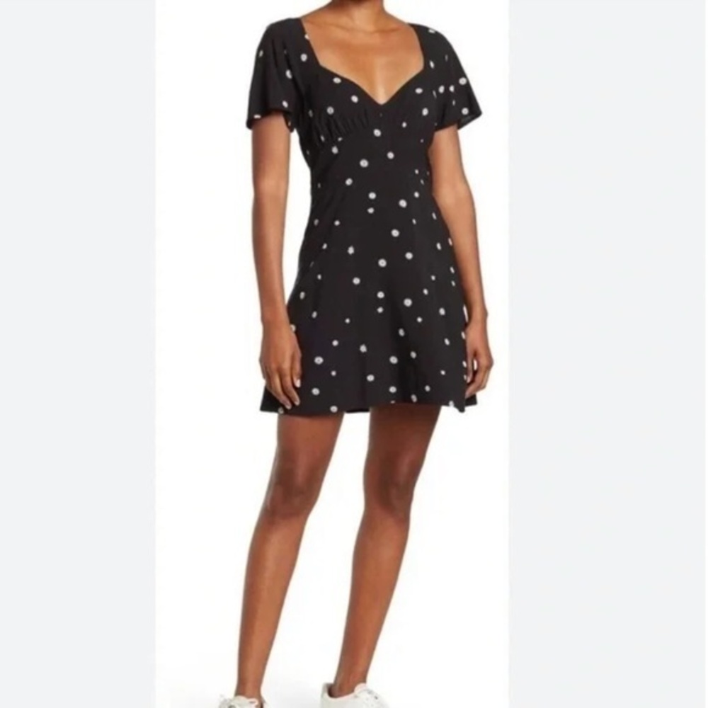 CLEARANCE NWT ABOUND Black White Daisy Floral Babydoll Mini Dress Short Sleeve